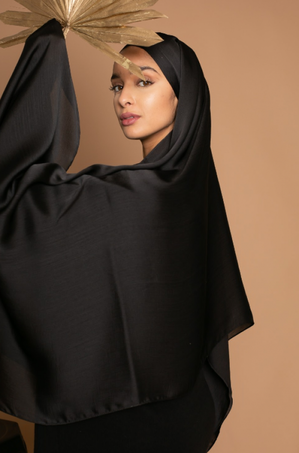 Hijab satin dengan aksen lipit di bagian samping